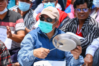 Squatters' Front Protests at Maitighar 'Rattling Plates and Spoons' (Photos)