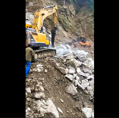Three-Day Effort to Clear Landslide Continues, Passengers and Farmers Affected