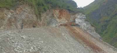 Excavator Driver Buried, Assistant Driver Injured in Dry Landslide During Road Construction