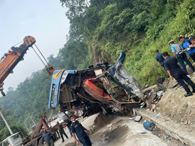 6 Killed, 10 Injured in Passenger Bus Accident