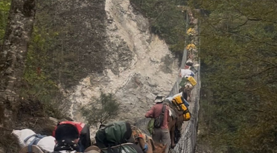 Everest Trail in Peril: Dilapidated Bridge Poses Risk to Tourists and Locals