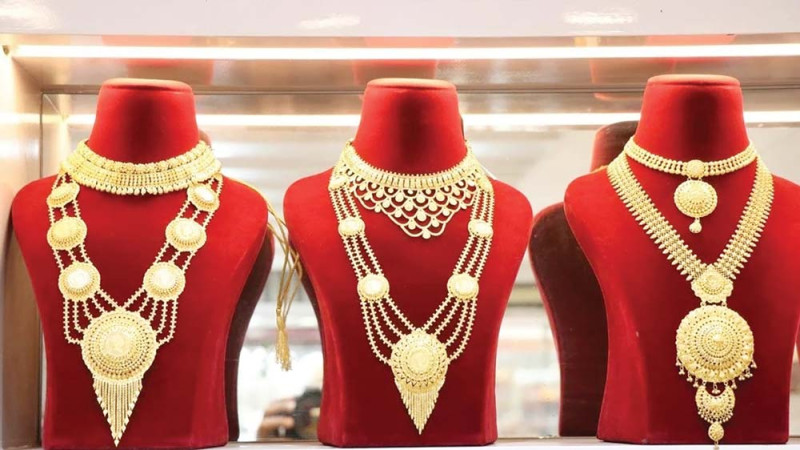 Gold price drops by 1,400 rupees per tola