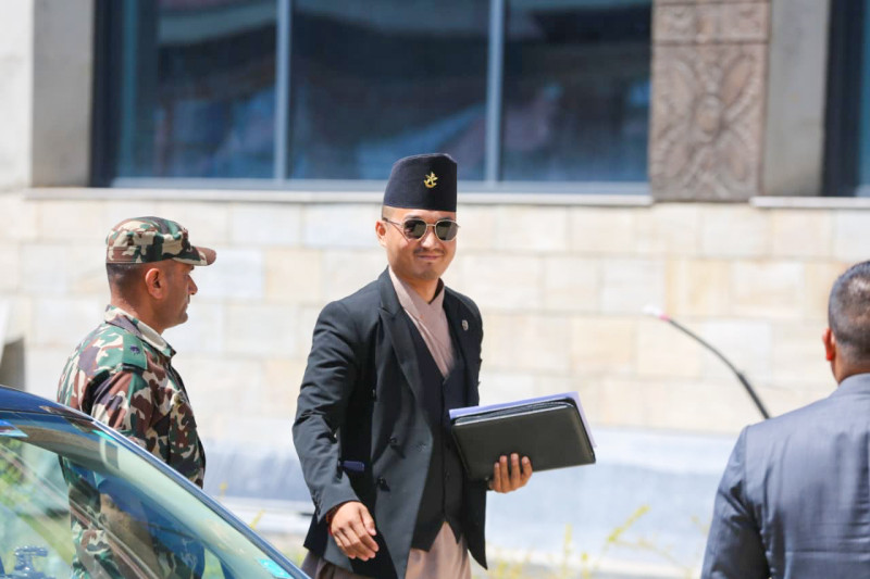 Buzz of Lawmakers Ahead of First Parliamentary Session After New Government Formation (Photos)