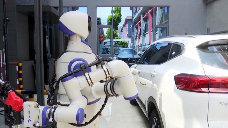 Humanoid Robots Enter Chinese Workplaces as Manufacturing Demand Surges