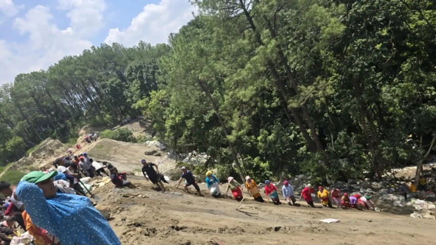 Mass Volunteer Campaign Surges at Nilbarahi Amid Government Negligence and Rumors