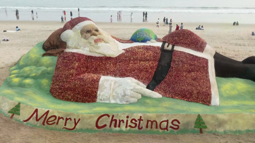 Sand Artist Sudarsan Pattnaik Creates Santa Claus Using 1,500 kg of Apples