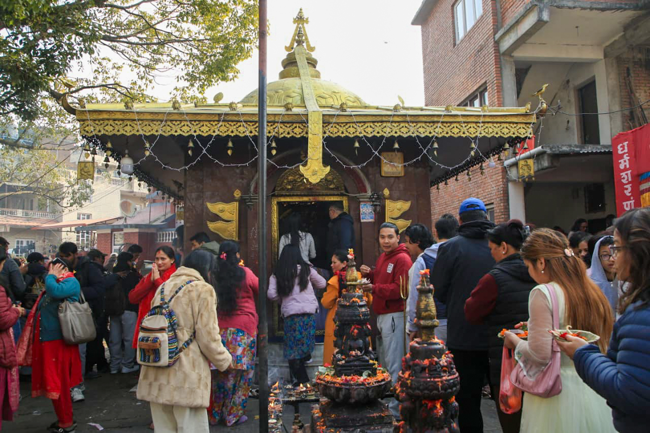 crowd-at-saraswoti-temple-(7)-1769152152.jpg