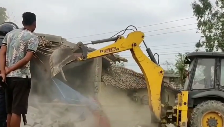 Brindaban  Municipality Demolishes Houses Built on Encroached Land