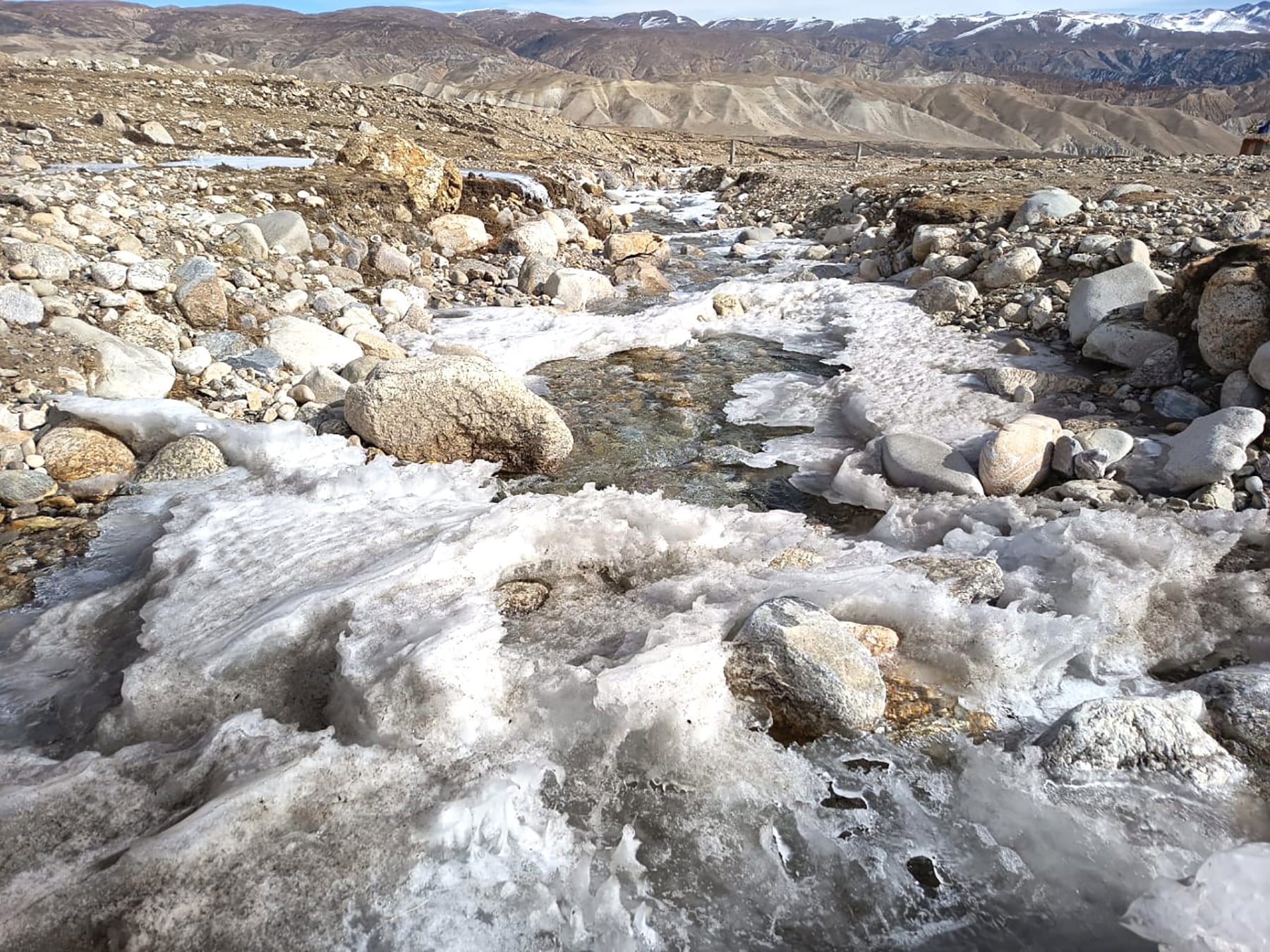 Cold Wave Hits Mustang: River Water Freezes at Minus 20°C