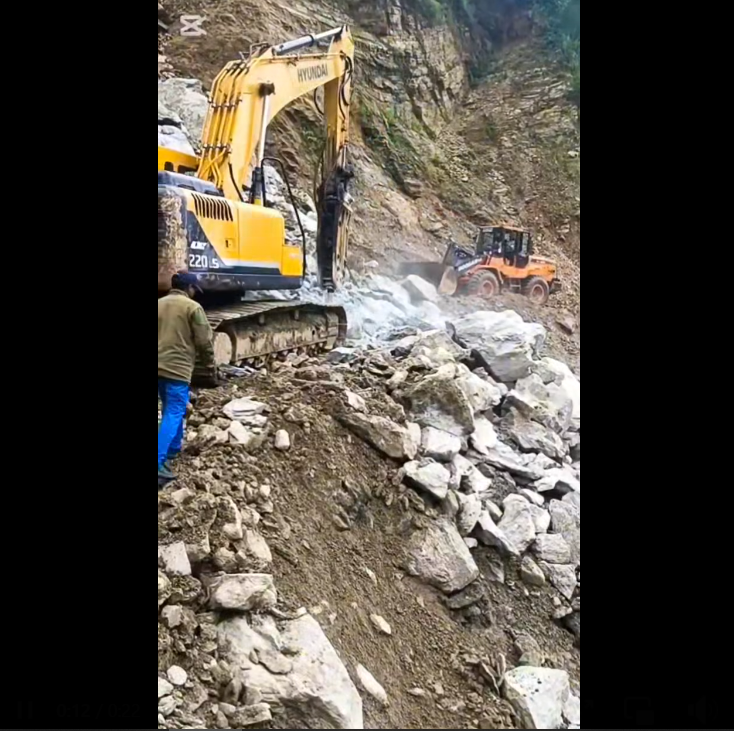 Three-Day Effort to Clear Landslide Continues, Passengers and Farmers Affected