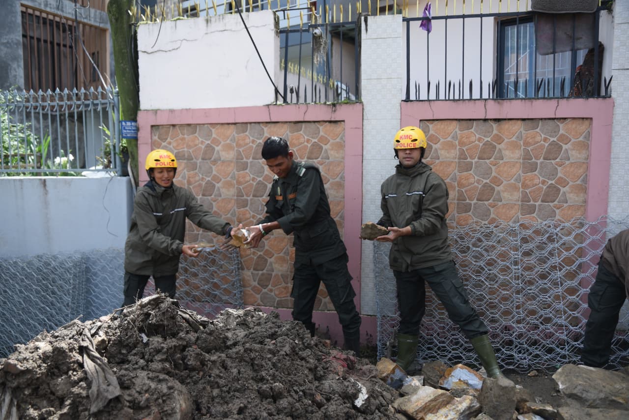 mahanagar-police-helping-(1)-1759662372.jpg
