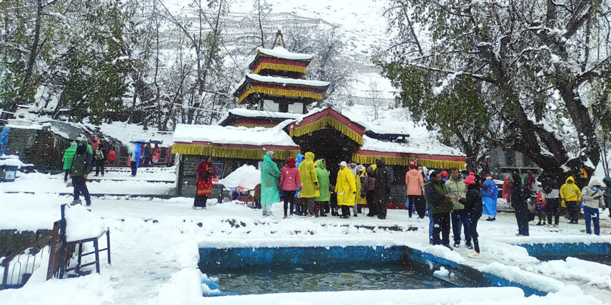 Armed Police Force Provides Aid to Tourists Affected by Snowfall in Mustang