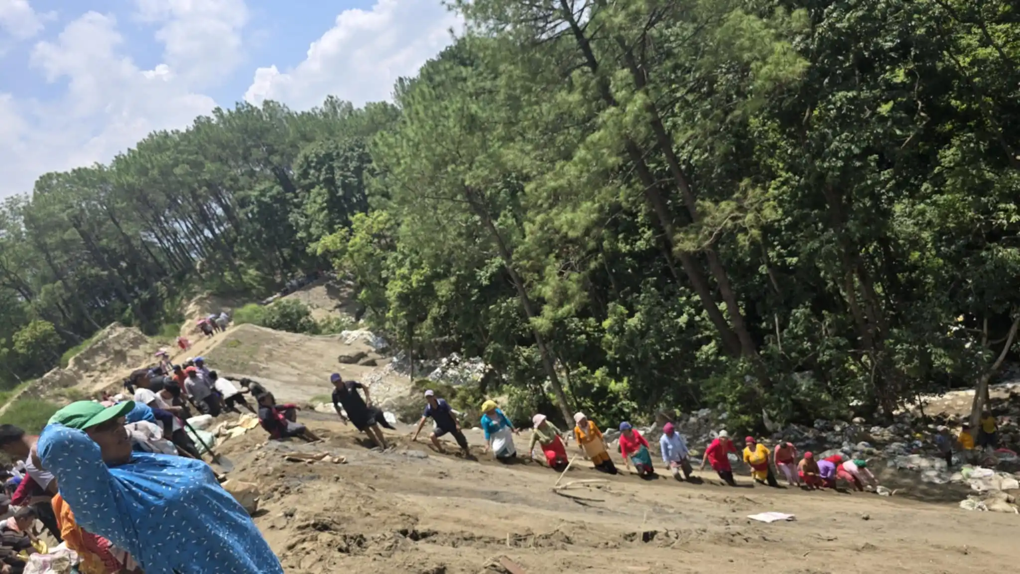 Mass Volunteer Campaign Surges at Nilbarahi Amid Government Negligence and Rumors