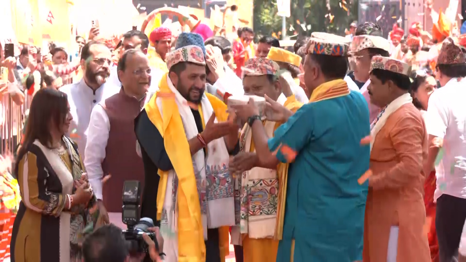 rabi-welcomed--by-bjp-(3)-1780384250.jpg